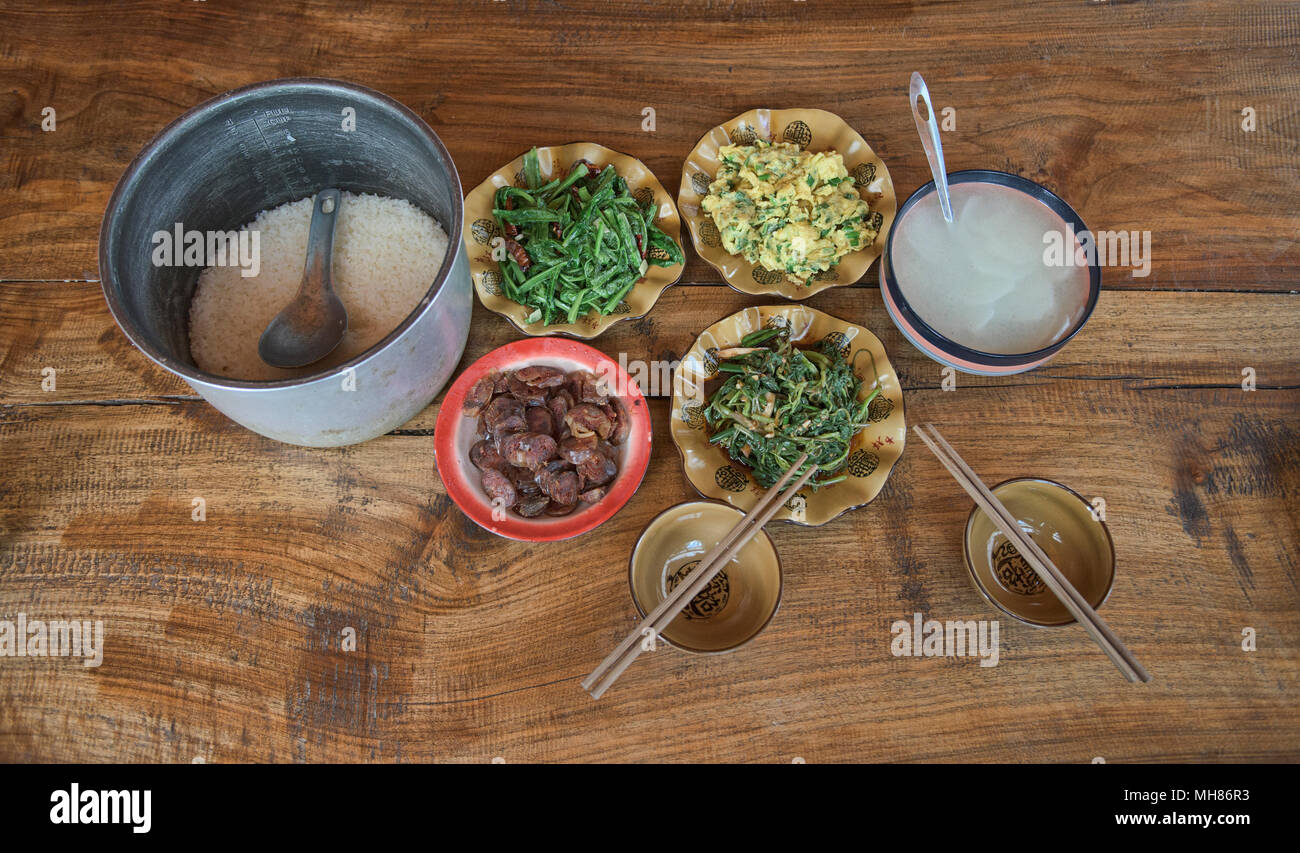 Home pasto cucinato nel villaggio tibetano di Jiaju, Sichuan, in Cina Foto Stock