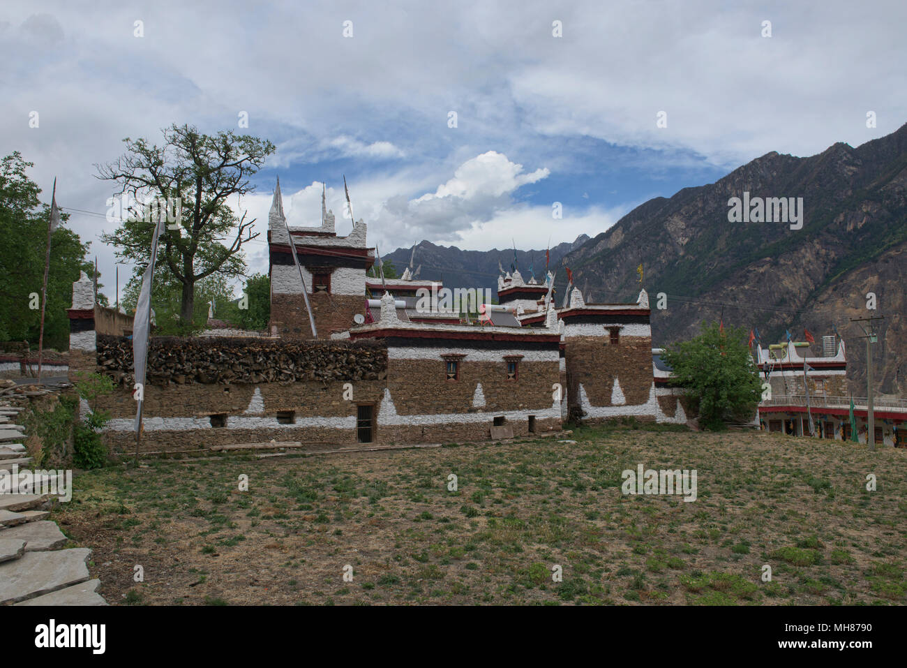 Tradizionale casa tibetana in un affascinante villaggio di Jiaju, Sichuan, in Cina Foto Stock