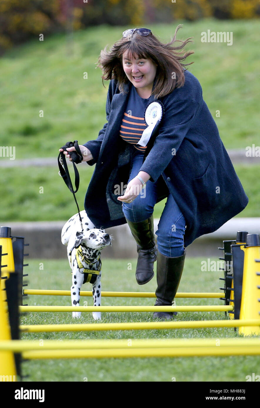Candidato Ruth Maguire MSP e Harley il cane di affrontare il percorso ad ostacoli che prendono parte all'Holyrood cane dell'anno 2018 presso il parlamento scozzese di Edimburgo. Foto Stock