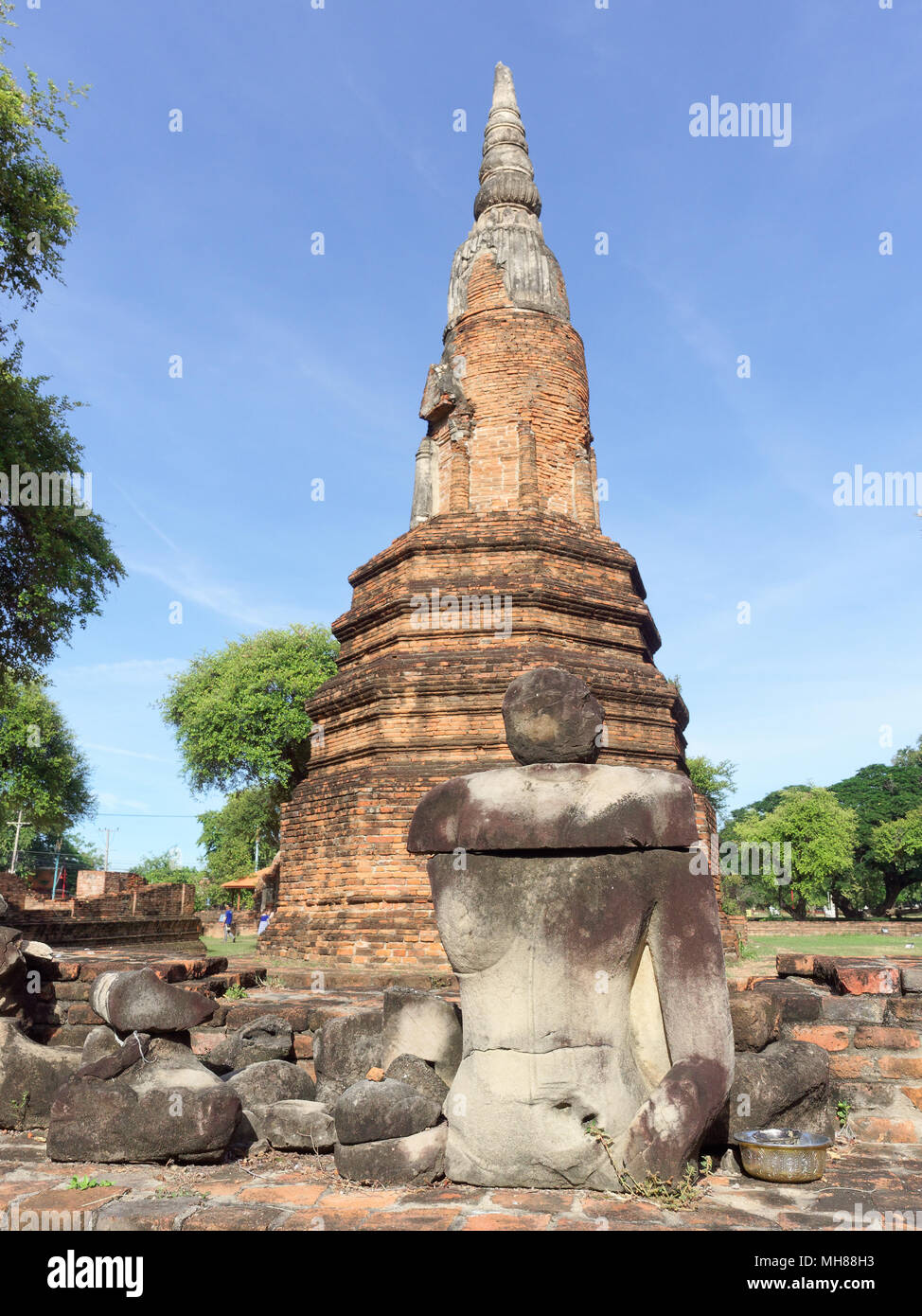 Scenario di rovinare le immagini del Buddha ordinazione nella hall principale e la Pagoda di Wat Phra Ram tempio di interesse archeologico o storico sito, o rovine antiche, famosa destinazione turistica in provincia di Ayutthaya, Thailandia Foto Stock