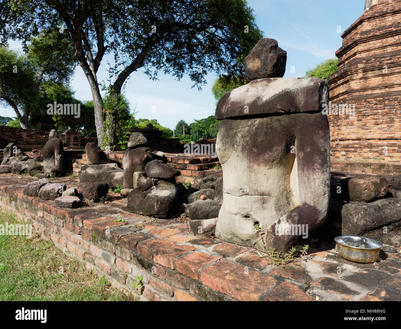 Scenario di rovinare le immagini del Buddha ordinazione nella hall principale e la Pagoda di Wat Phra Ram tempio di interesse archeologico o storico sito, o rovine antiche, famosa destinazione turistica in provincia di Ayutthaya, Thailandia Foto Stock