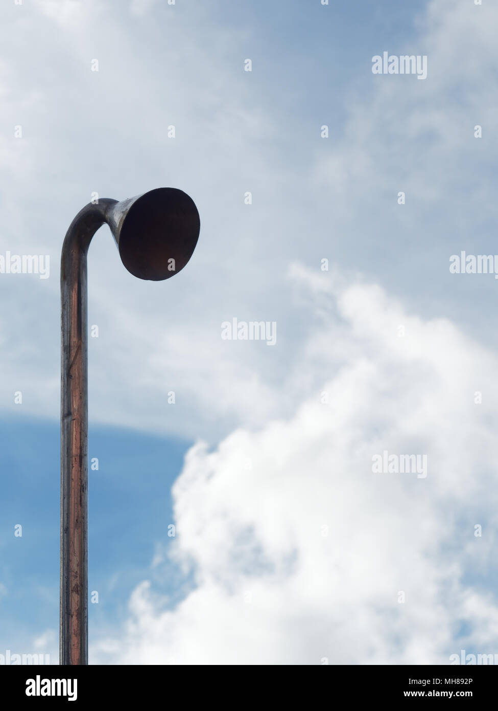 Ad induzione o tubo di aspirazione con la testa per il test di inquinamento atmosferico e acustico su un blu brillante sfondo cielo nuvola di aspirazione nel tubo con concetti di business, l'ambiente, aspirazione, industria e inquinamento Foto Stock