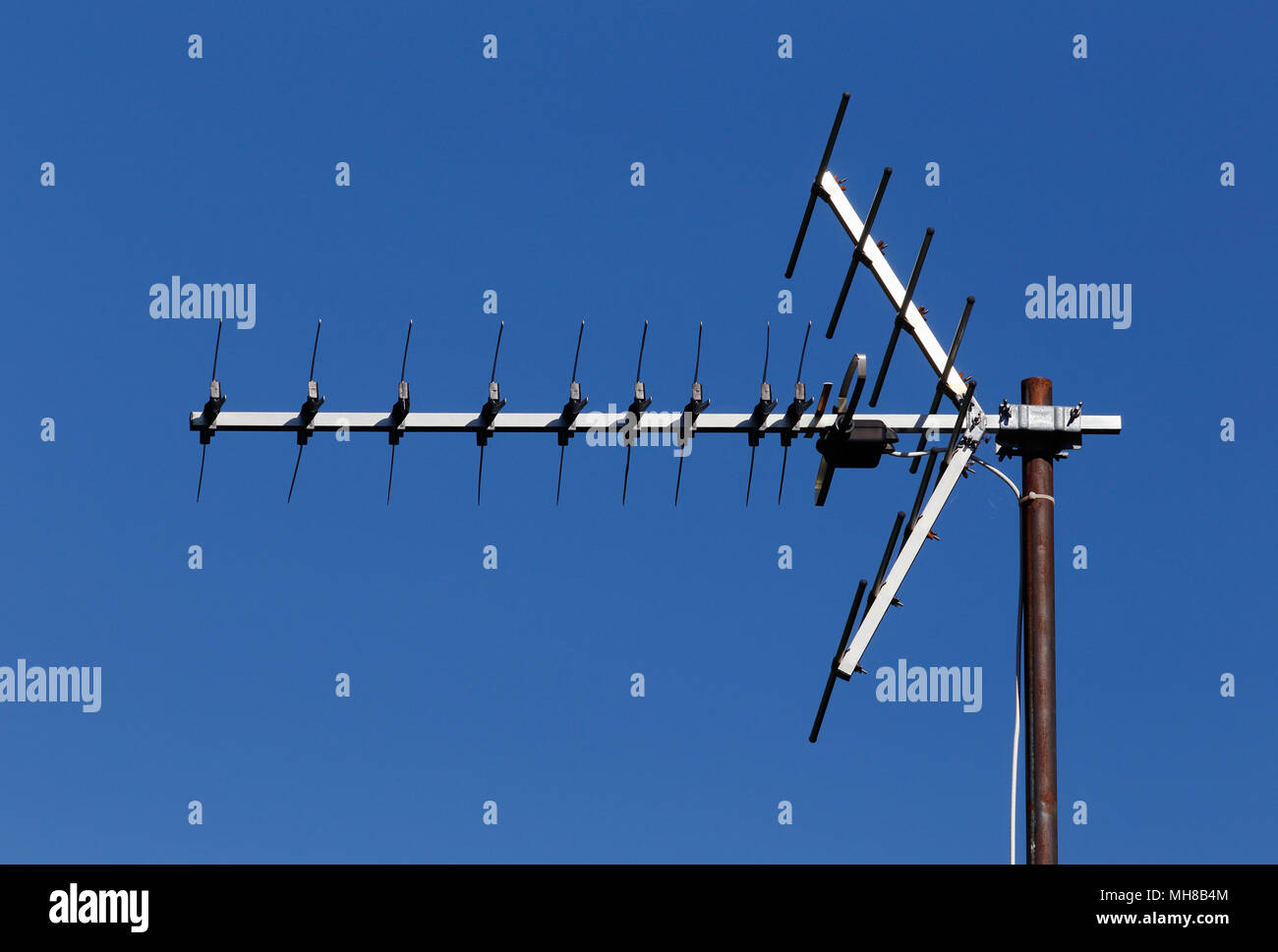 Antenna TV per la ricezione televisiva terrestre banda UHF contro il cielo  blu Foto stock - Alamy
