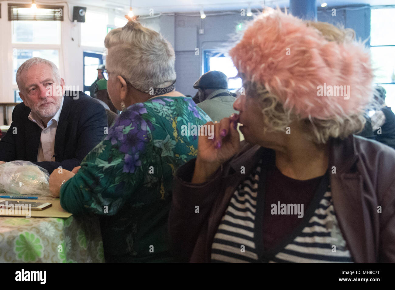 Leader laburista Jeremy Corbyn Incontra persone provenienti dai Caraibi e la West Indies, membri di Stockwell buoni vicini gruppo comunitario, al ovale House Teatro in Kennington, a sud di Londra. Foto Stock