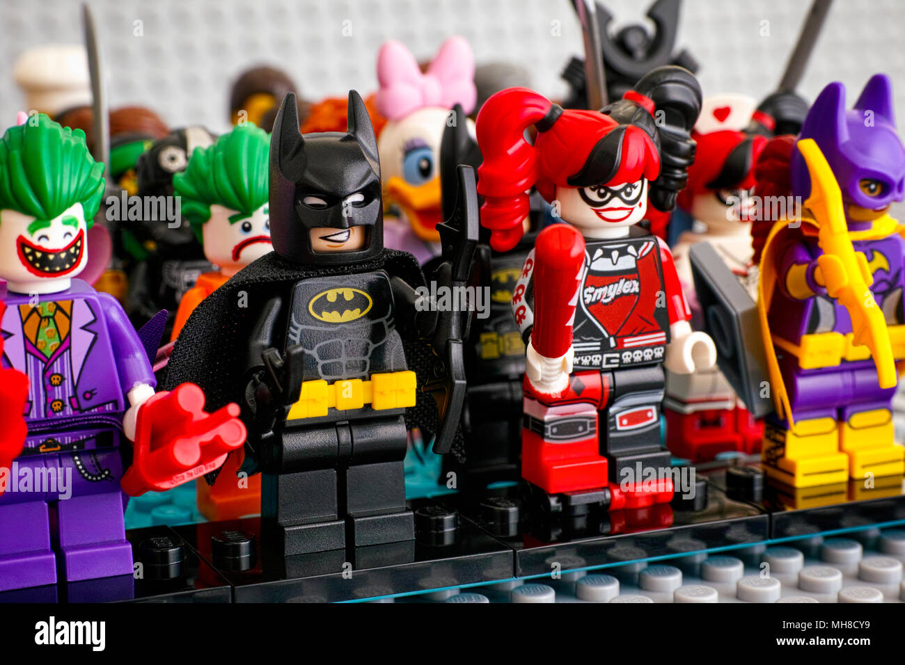 Tambov, Federazione Russa - Febbraio 05, 2018 Lego minifigures in piedi in righe. In prima fila - batman, joker, Harley Quinn, Batgirl. Foto Stock