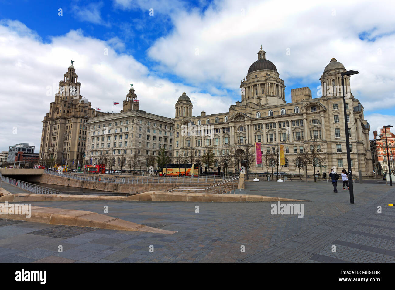 Ampio angolo di visione del fegato edificio e 3 grazie a Liverpool su una molla di bella giornata di sole. Foto Stock