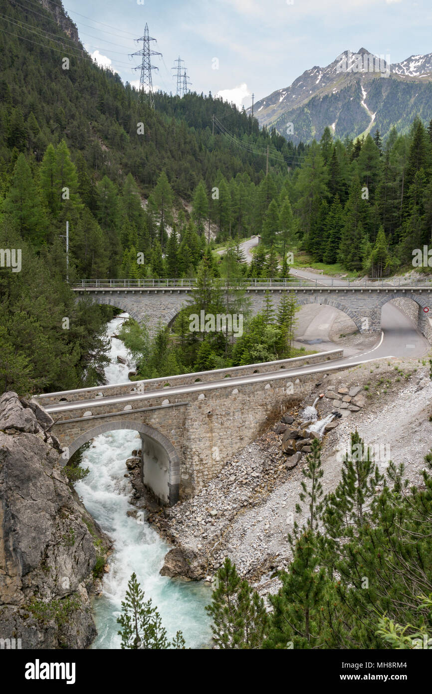 Vista sul fiume Albula con 2 viadotti visto dalla famosa esperienza ferroviaria Trail (Bahnerlebnisweg) tra preda e Bergün. Foto Stock