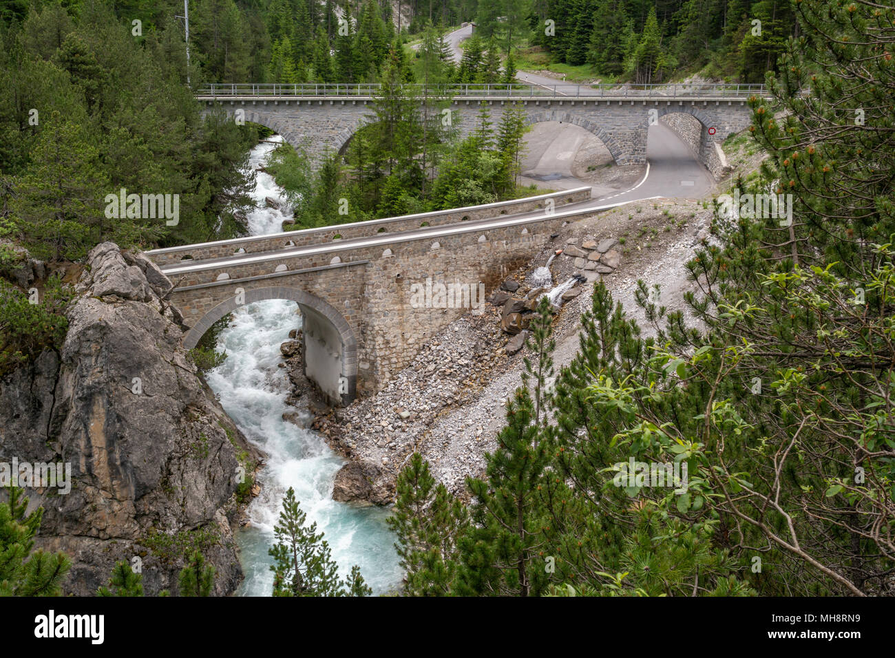 Vista sul fiume Albula con 2 viadotti visto dalla famosa esperienza ferroviaria Trail (Bahnerlebnisweg) tra preda e Bergün. Foto Stock