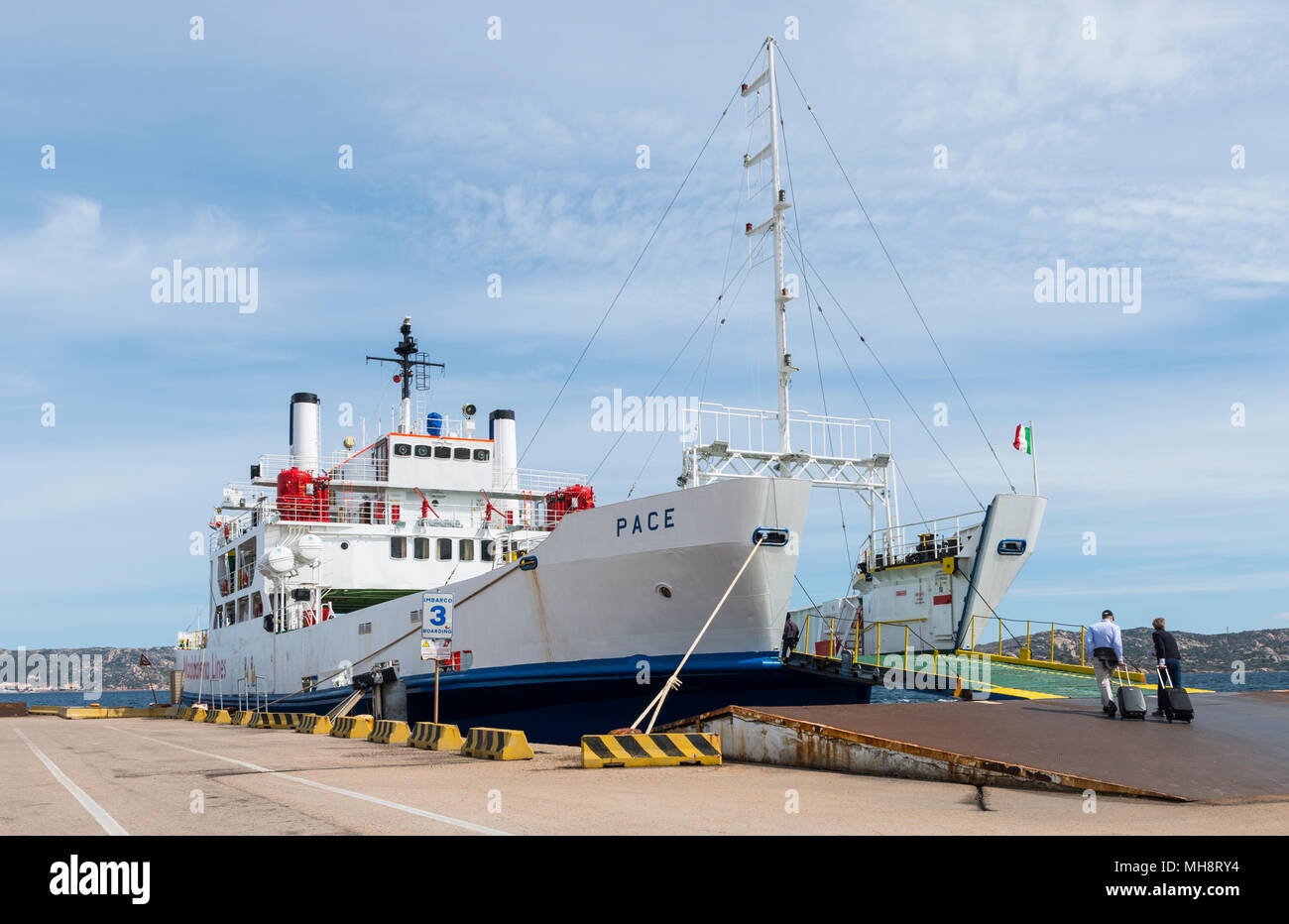 Le persone e le automobili sono il carico sul traghetto da Palau sull isola di Sardegna per la splendida isola di Maddalena,questa isola è confrontato con Maldive Foto Stock