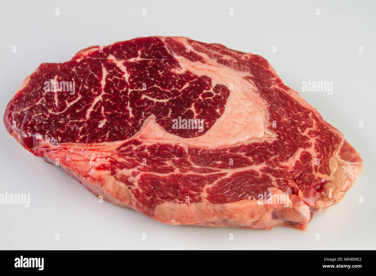 Stagionati di manzo stagionato costola occhio o entrecote bistecca su sfondo bianco isolato Foto Stock