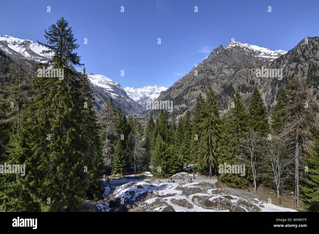 Gressoney-Saint-Jean, Valle d'Aosta, Italia. Il 25 aprile 2018. Castel Savoia. Dalle sue torri è visibile il bellissimo paesaggio della valle. Foto Stock