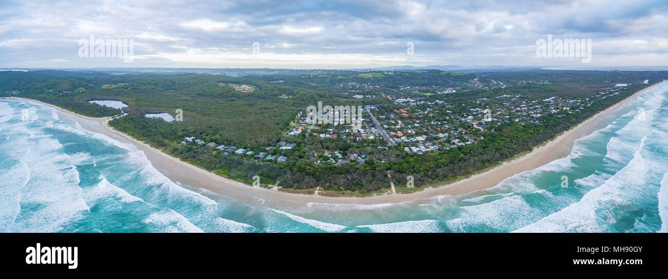 Antenna di ampio panorama della fascia costiera sull'oceano e la Suffolk Park sobborgo di NSW, Australia Foto Stock