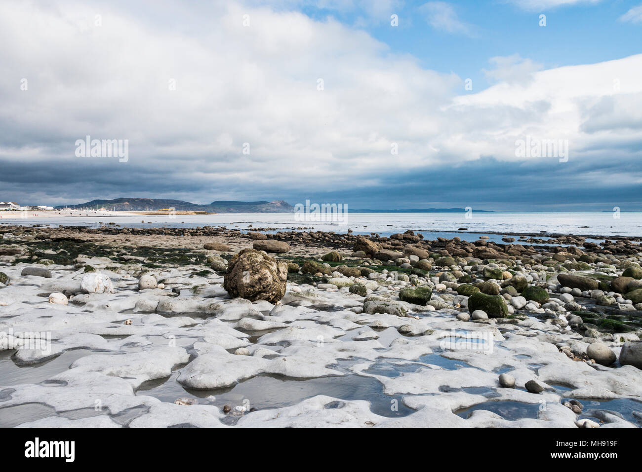 La vista da Monmouth Beach attraverso Lyme Bay verso Golden Cap Foto Stock