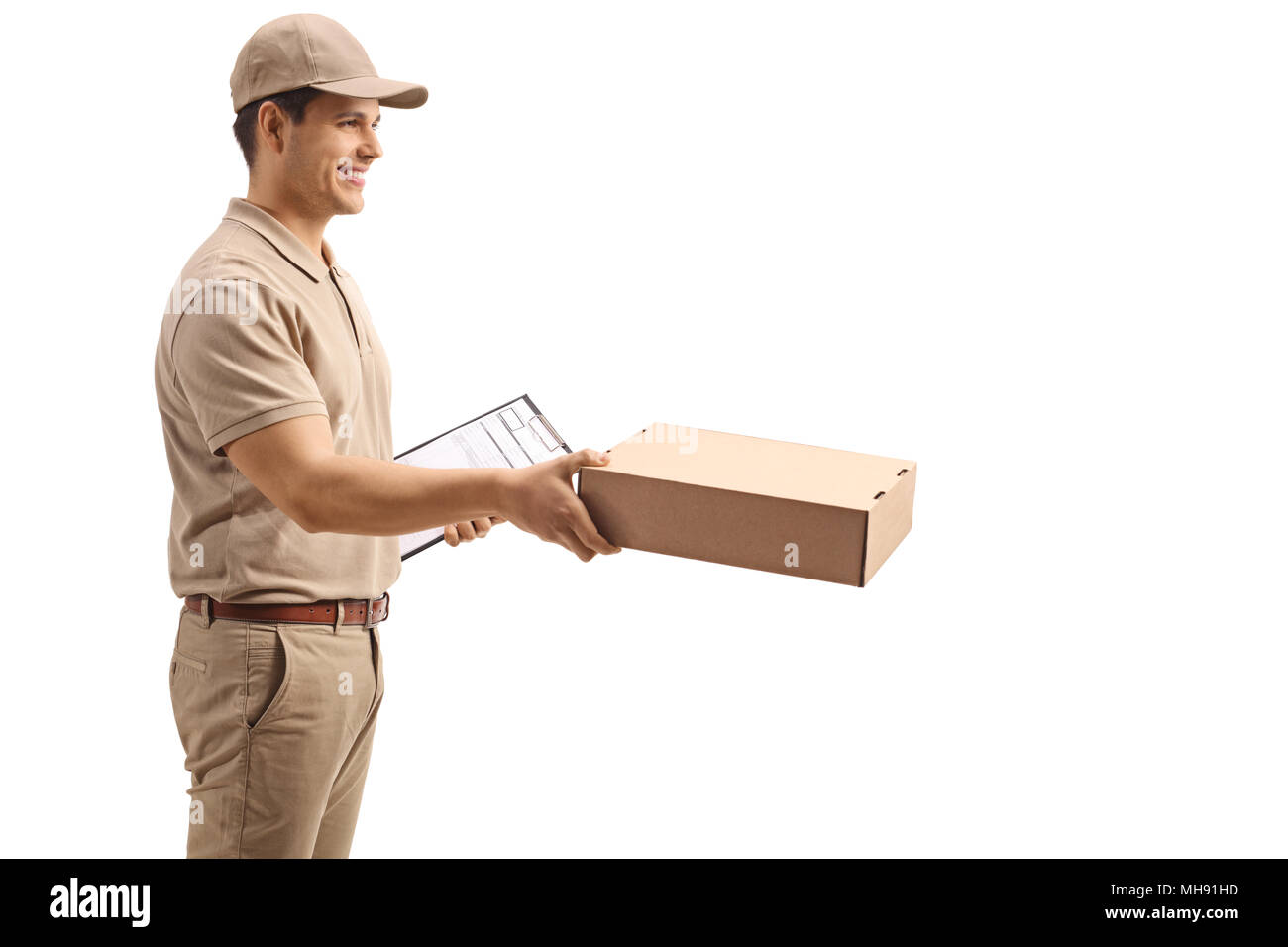 Delivery Guy dando un pacchetto isolato su sfondo bianco Foto Stock