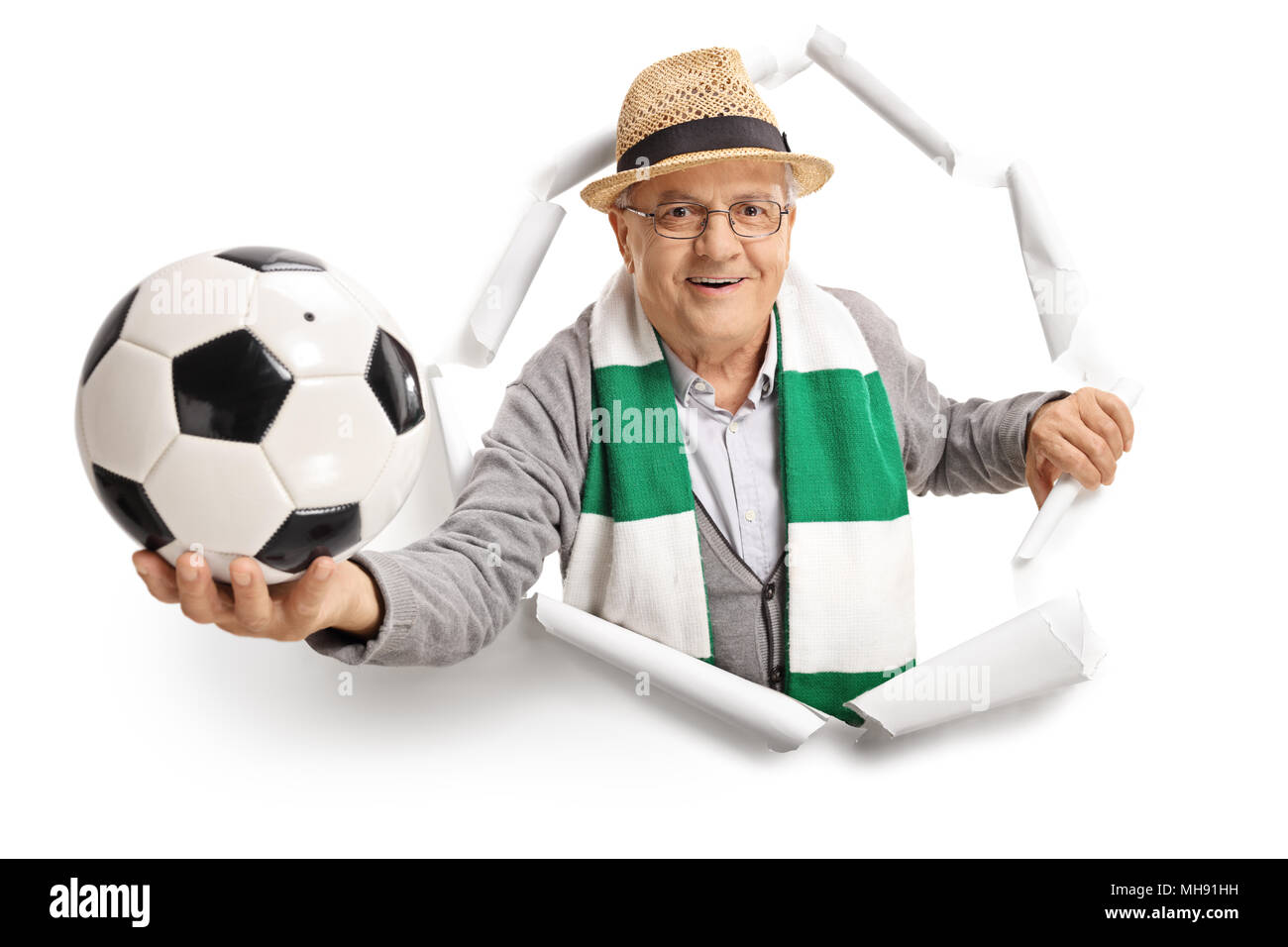 Anziani tifoso di calcio con una sciarpa e una rottura di calcio attraverso la carta Foto Stock