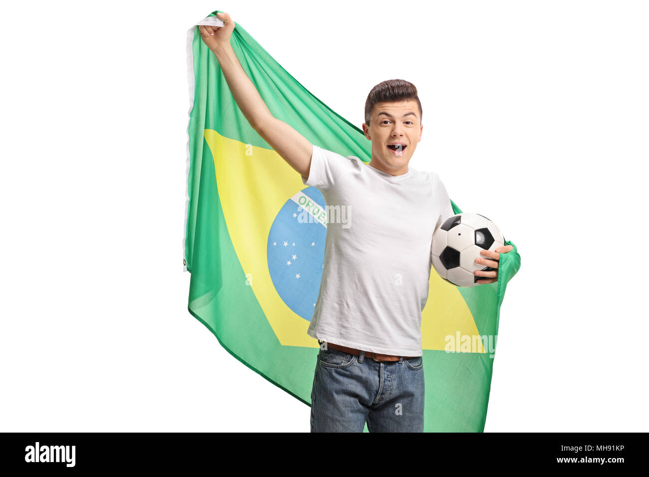 Gioiosa teenage tifoso di calcio tenendo un calcio e una bandiera brasiliana isolati su sfondo bianco Foto Stock