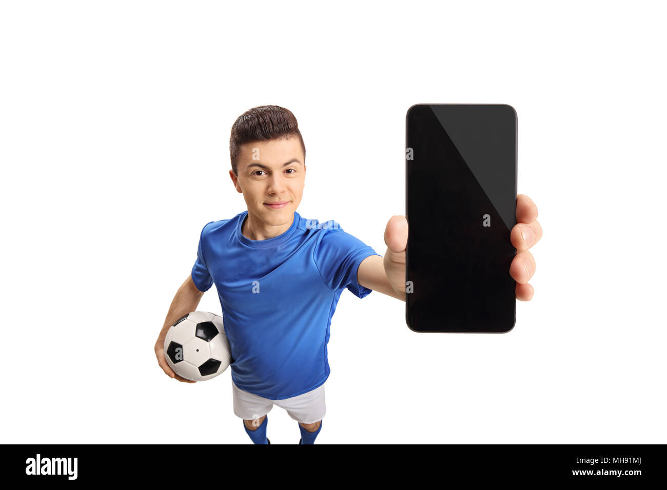 Teenage giocatore di calcio che mostra un telefono isolato su sfondo bianco Foto Stock