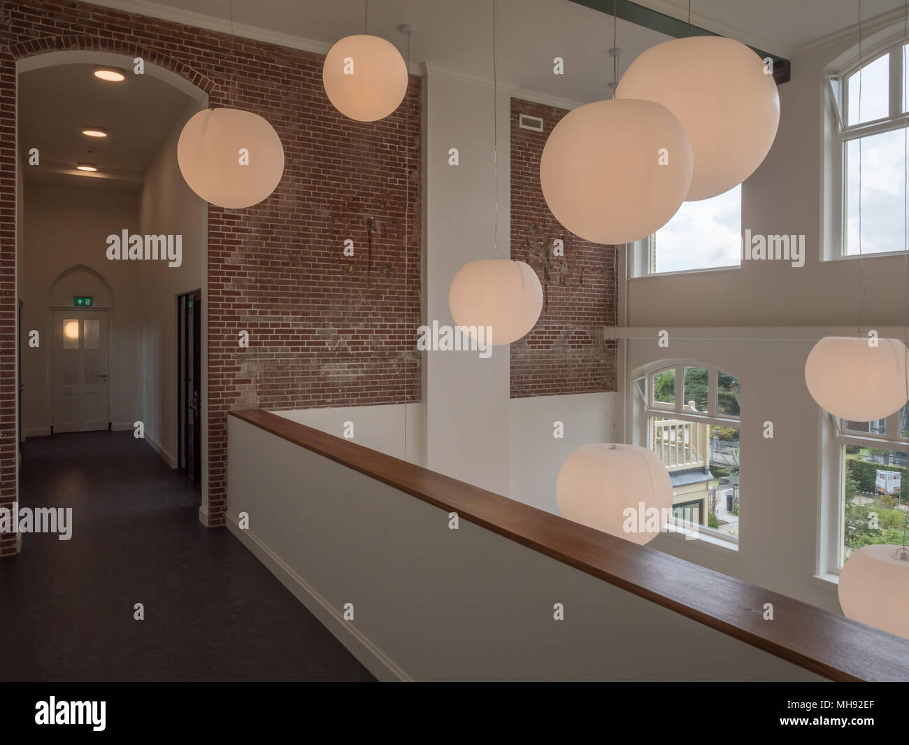 Interno del P.J. Veth edificio con una vista sul giardino botanico (Hortus Botanicus), parte dell'Università di Leiden. Foto Stock