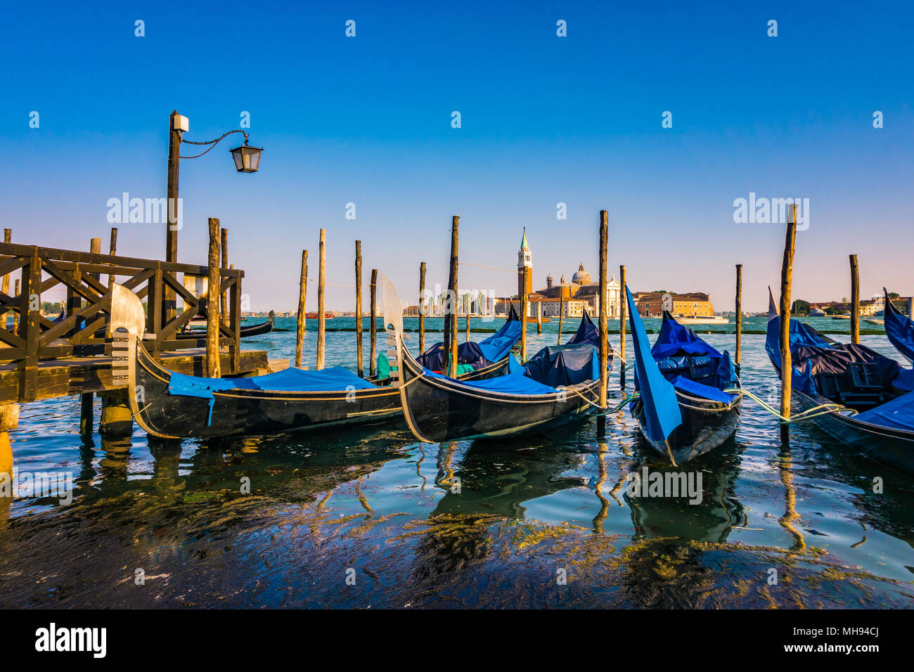 Gondole con San Giorgio di maggiore chiesa in background. Venezia, Venezia, Italia, Europa. Foto Stock