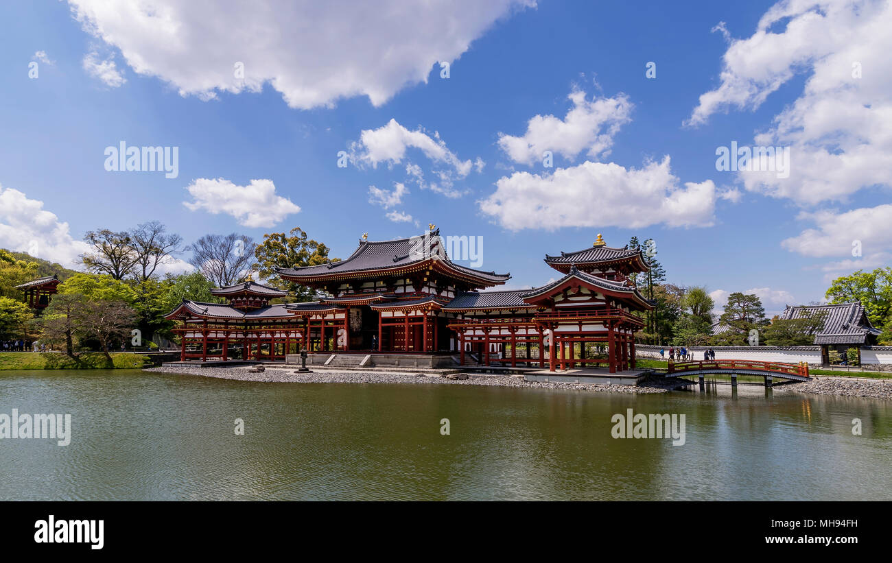 Vista panoramica della splendida Byodo-in tempio di Uji, Kyoto, Giappone, in una bella giornata di sole con alcune nuvole Foto Stock
