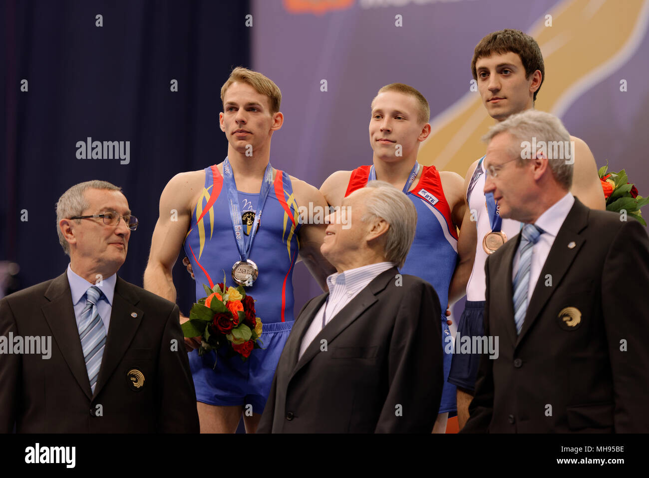 Koczi, Romania, sinistra, Ablyazin, Russia, centro e Davtyan, Armenia durante la cerimonia di premiazione del Campionato Europeo di Ginnastica Artistica Foto Stock