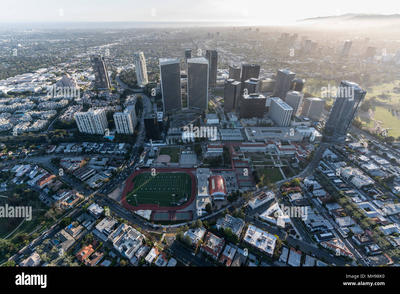 Pomeriggio Vista aerea del secolo edifici della città e per le strade di Los Angeles, California. Foto Stock