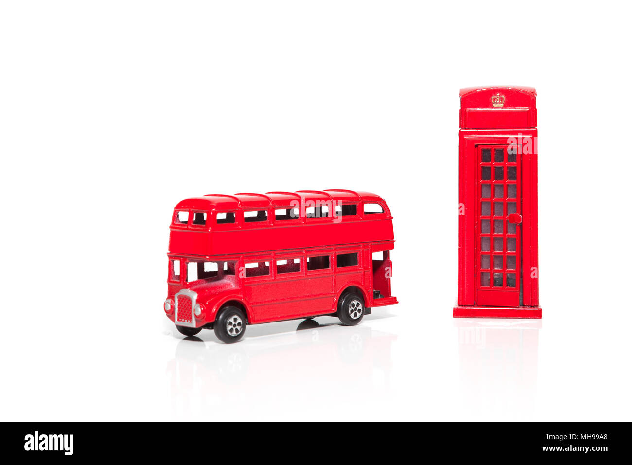 Un Rosso Londra Doubledecker Bus e rosso nella casella Telefono. Isolato su sfondo bianco Foto Stock