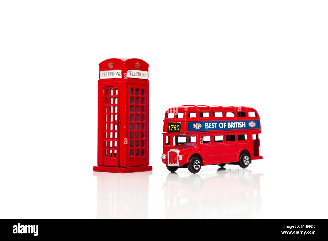 Un Rosso Londra Doubledecker Bus e rosso nella casella Telefono. Isolato su sfondo bianco Foto Stock