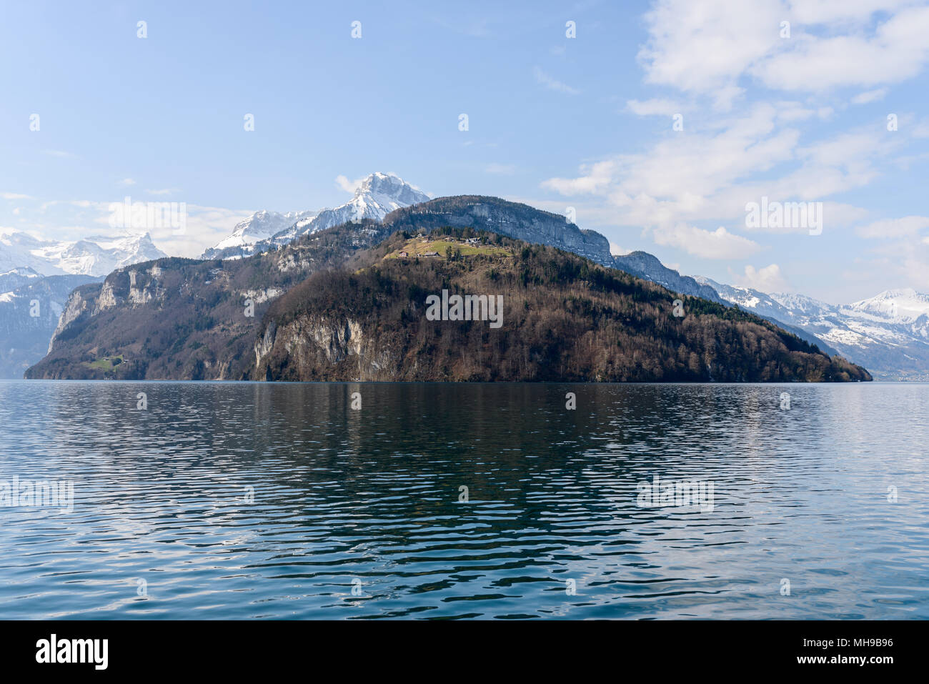 Una veduta distante da Brunnen verso Seelisberg attraverso il lago di Lucerna su una tranquilla mattina di primavera Foto Stock