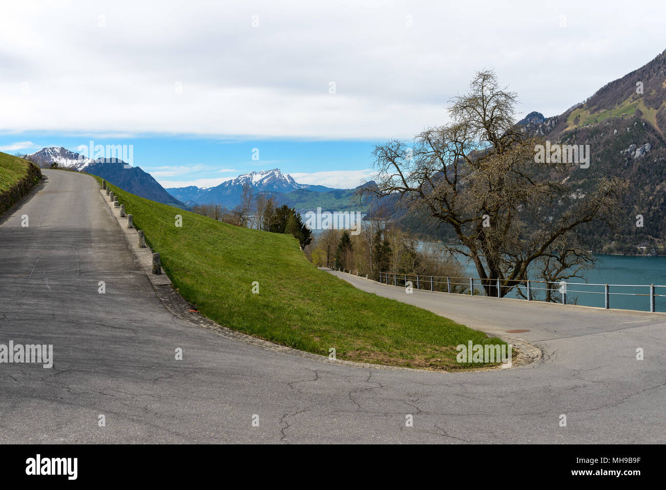 Ruotare di una strada di montagna Treibstrasse di Seelisberg con una vista sul Monte Pilatus e il Lago di Lucerna Foto Stock