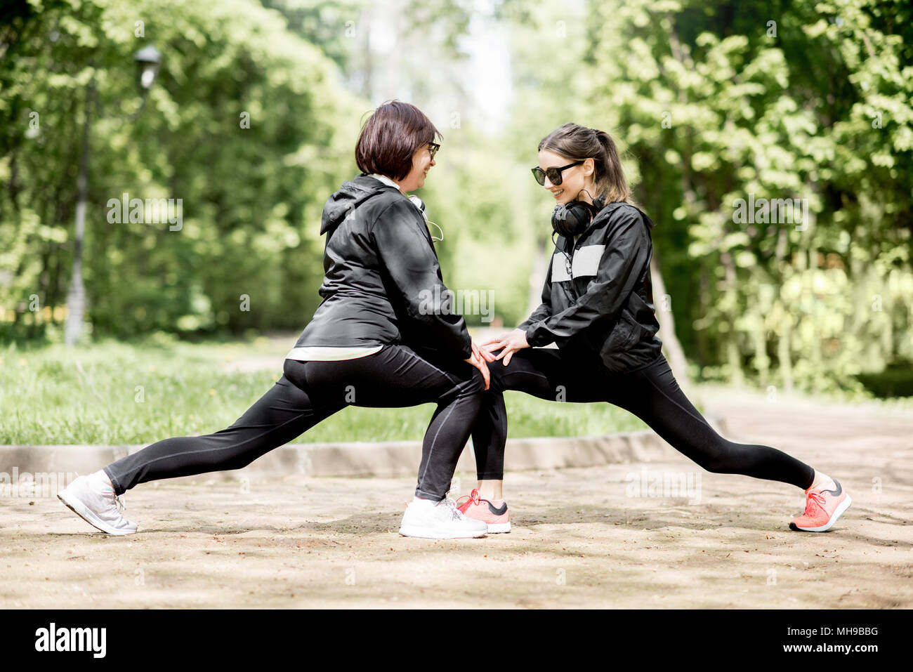 Due donne che esercitano nel parco Foto Stock