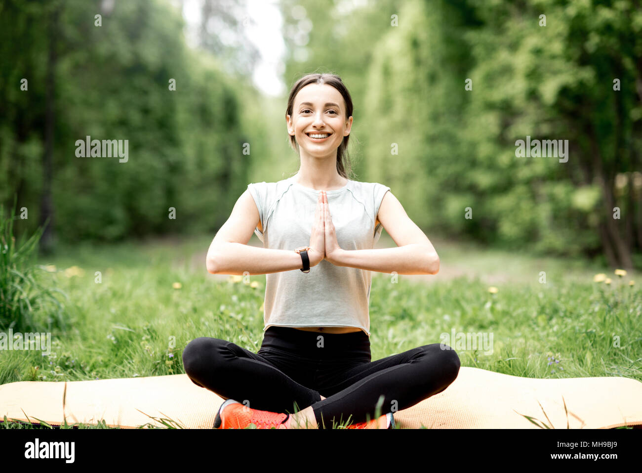 Giovane donna fare yoga nel parco Foto Stock