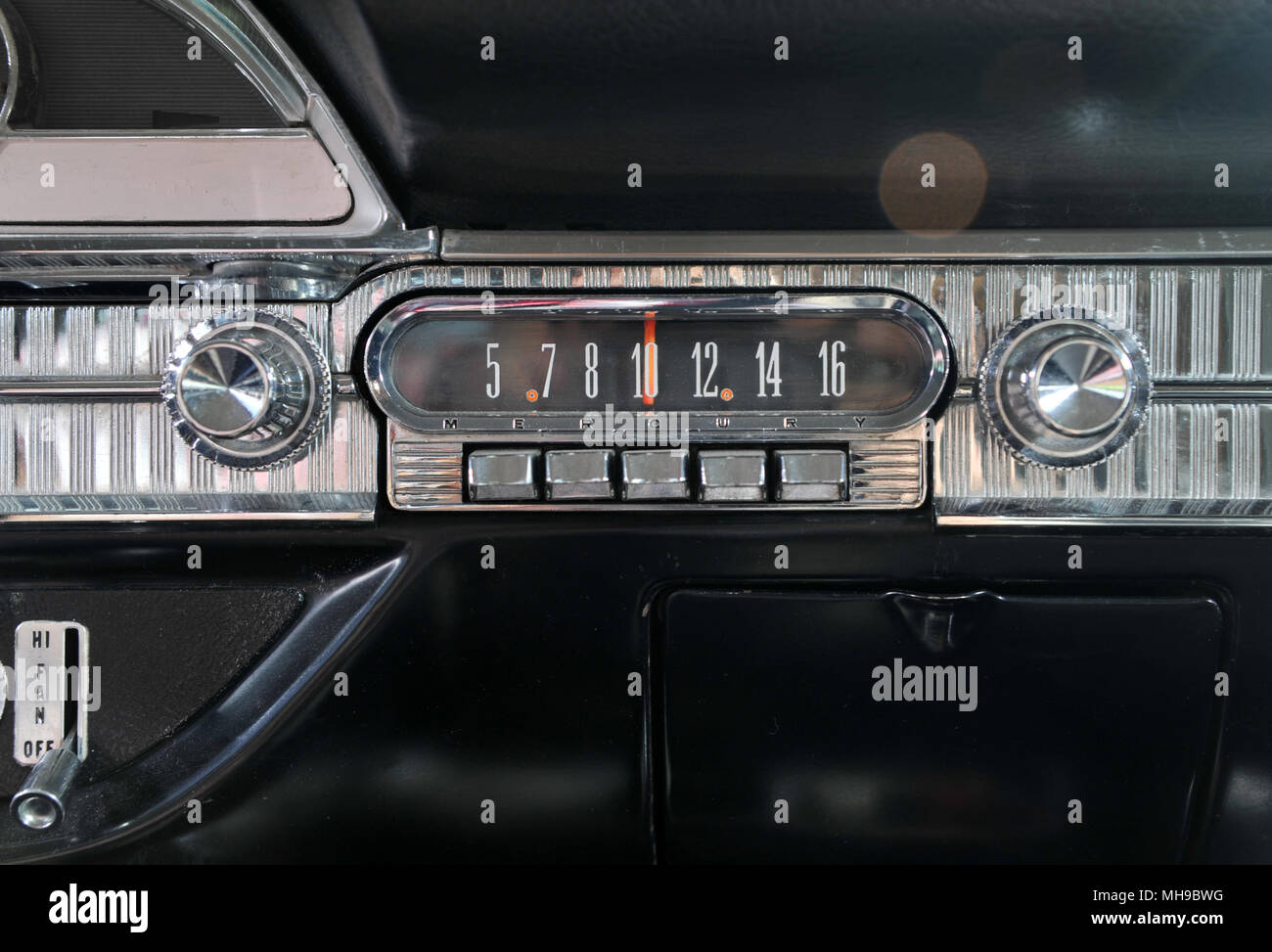 Radio in un 1962 Mercury Monterey classic American berlina Foto Stock