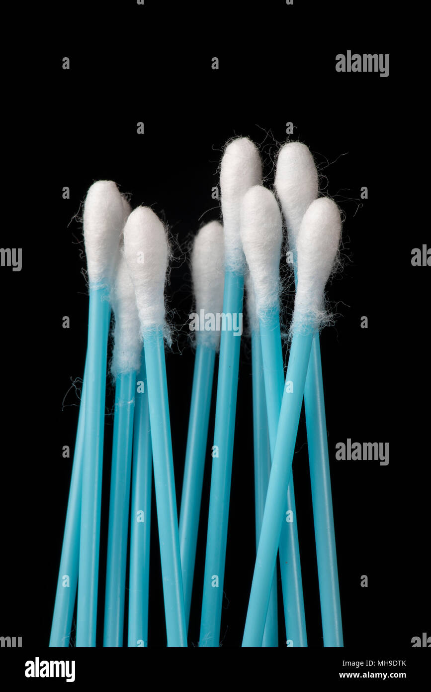 Bastoncini di cotone con steli in plastica. Foto Stock