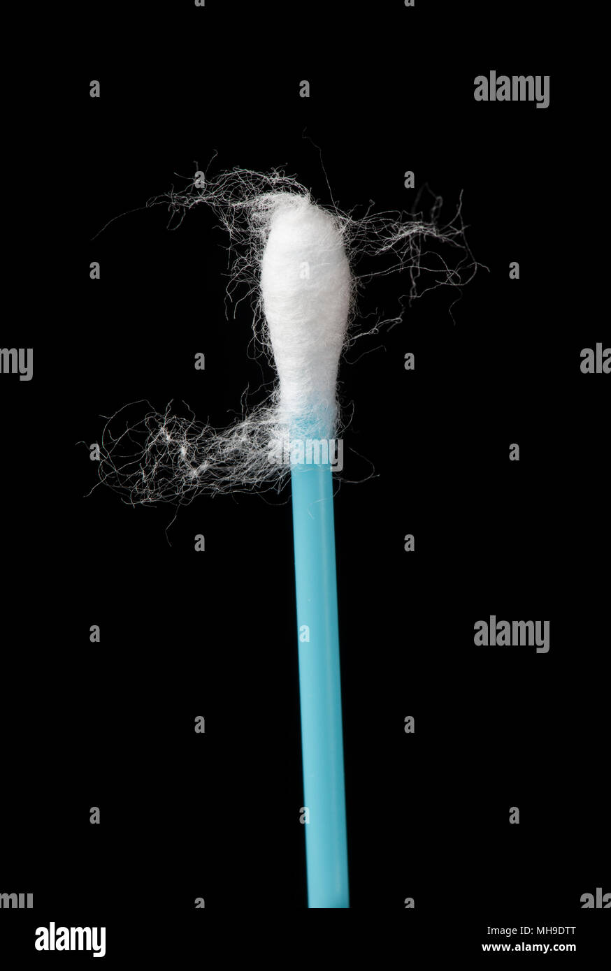Bastoncini di cotone con steli in plastica. Foto Stock