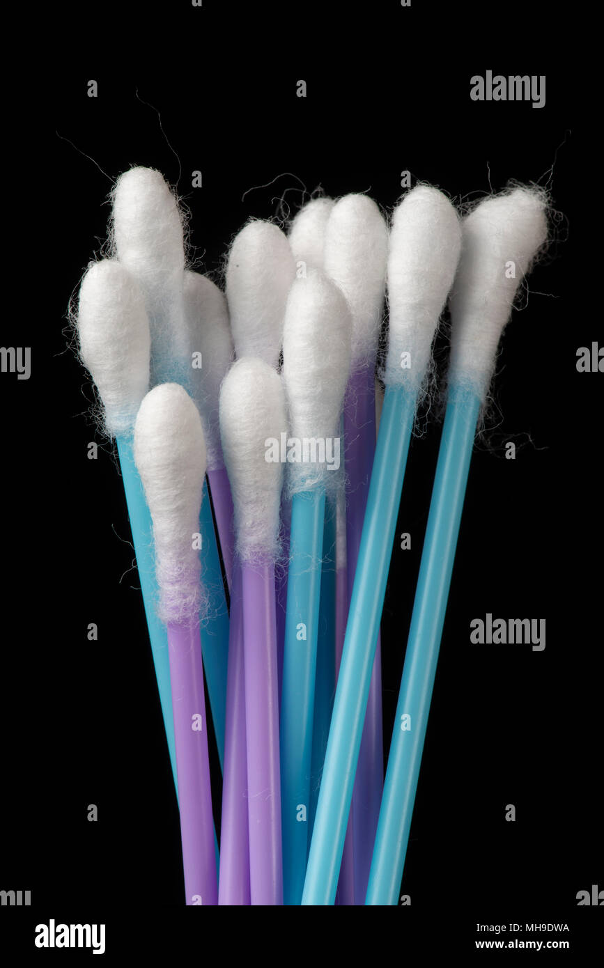 Bastoncini di cotone con steli in plastica. Foto Stock