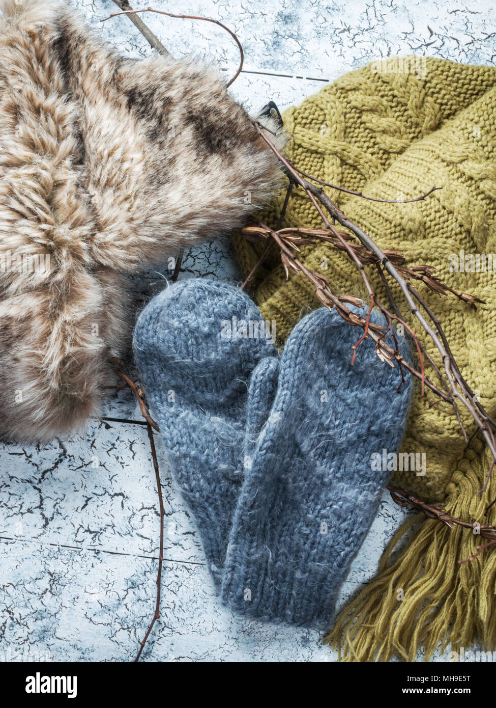 Abbigliamento invernale set - cappello di lana, sciarpa e guanti su uno sfondo di legno. Foto Stock