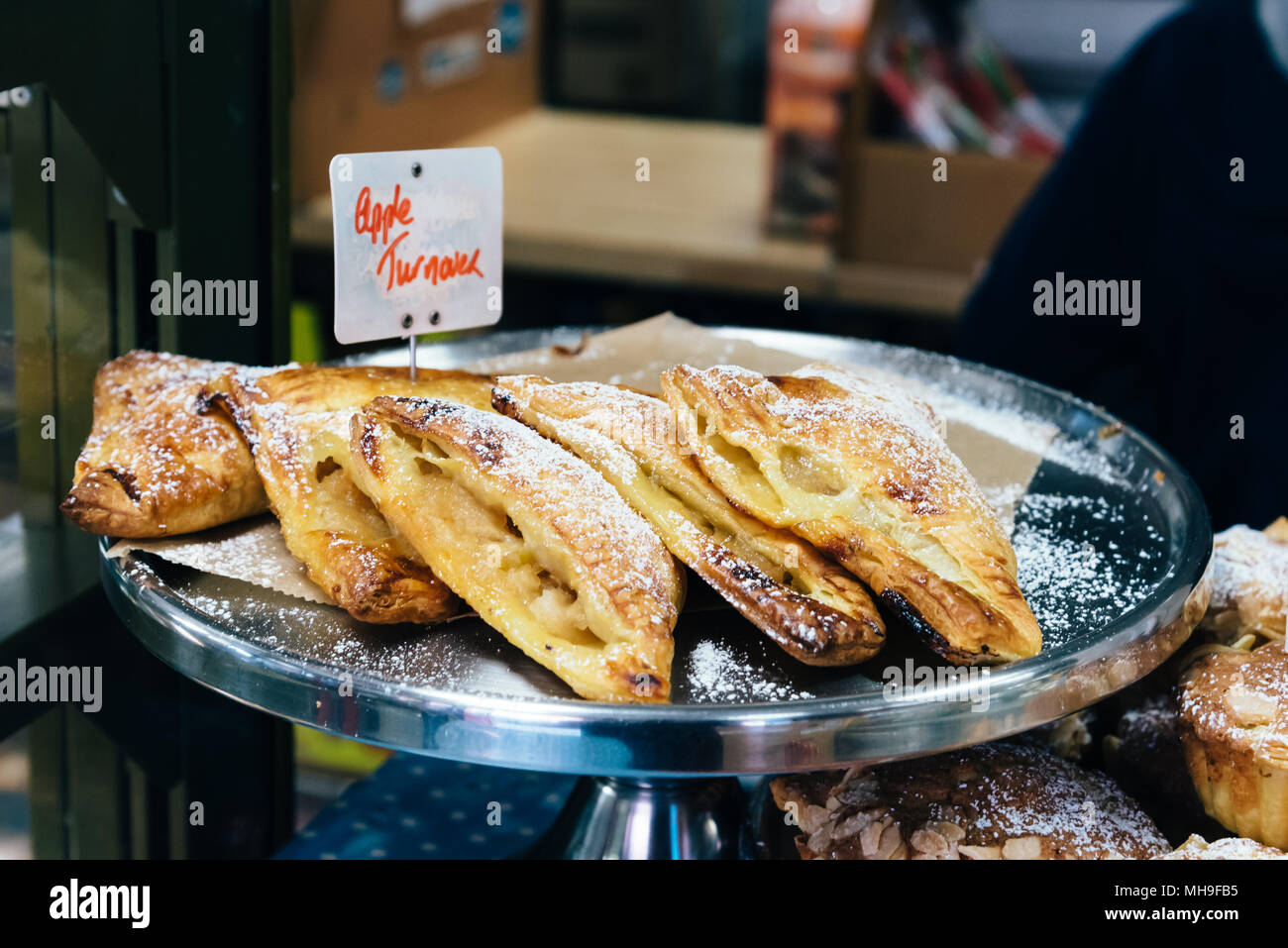 Close up di deliziosi piatti di pasta sfoglia fatturati Apple sul vassoio Foto Stock