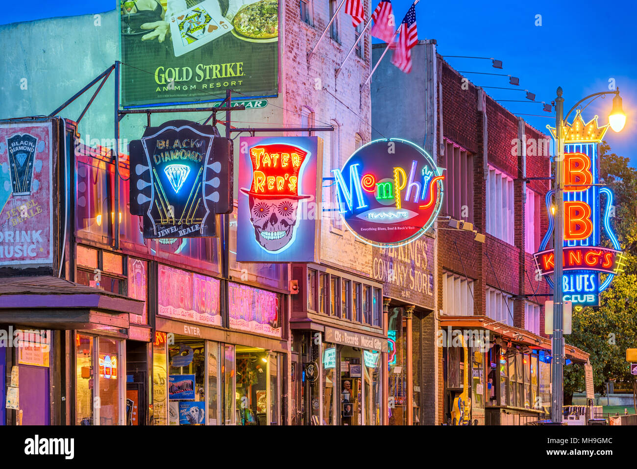 MEMPHIS, Tennessee - Agosto 25, 2017: Blues Club sulla storica Beale Street al crepuscolo. Foto Stock