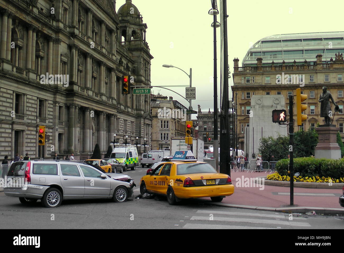 Glasgow city chambers George Square e trasformato in Philadelphia Stati Uniti d'America per il set del film guerra mondiale Z di un film di zombie con auto si blocca Foto Stock