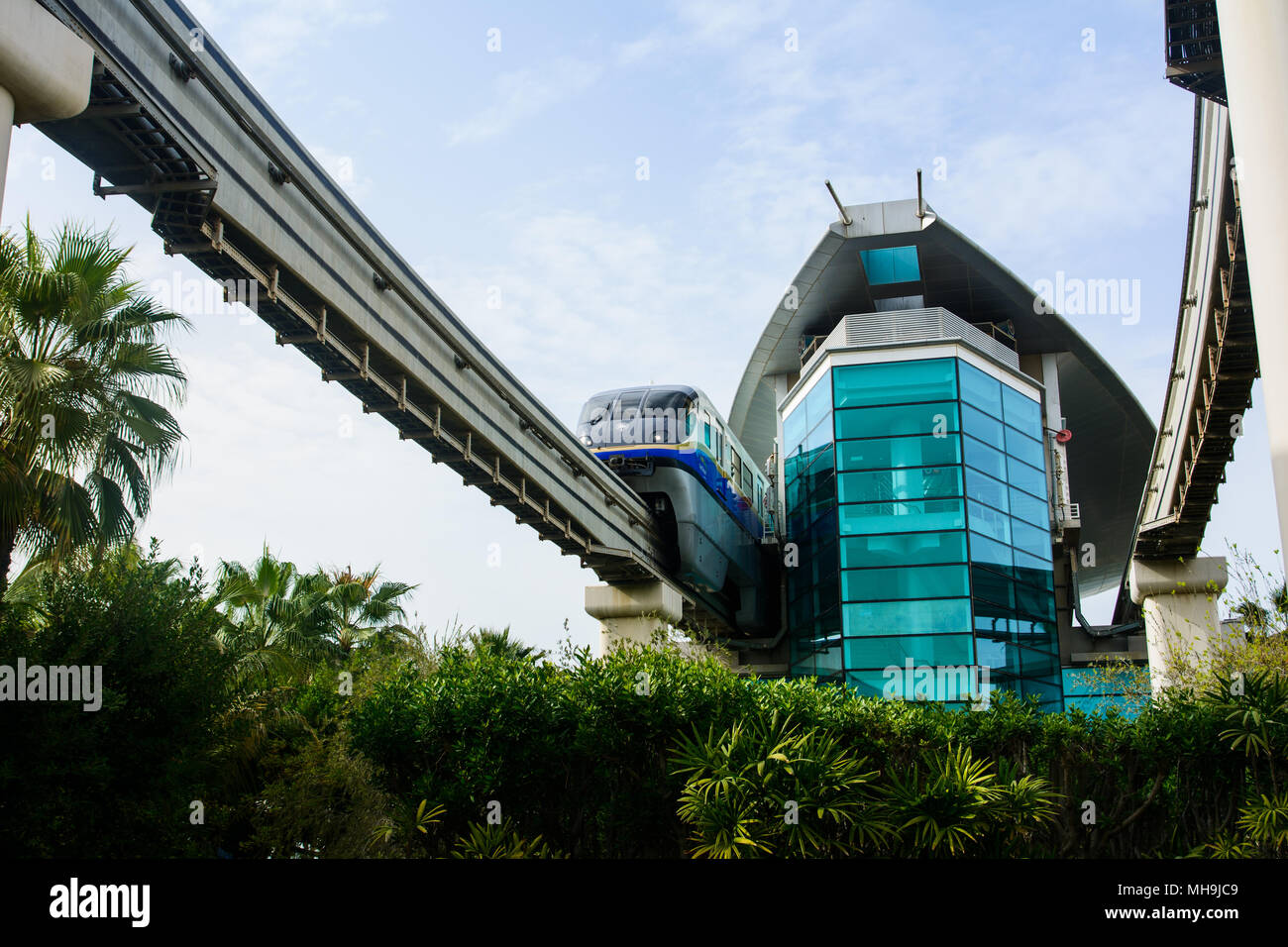Dubai, Emirati Arabi Uniti - 24 Febbraio 2018: treno si chinò in Atlantis treno monorotaia stazione sul Palm Island in Dubai - EMIRATI ARABI UNITI Foto Stock