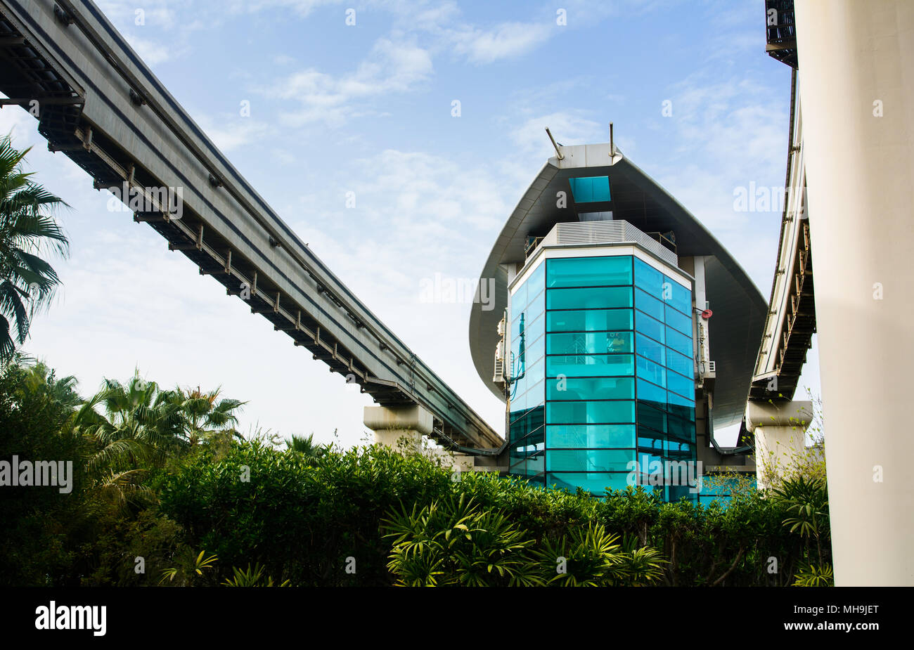 Dubai, Emirati Arabi Uniti - 24 Febbraio 2018: Atlantis treno monorotaia stazione sul Palm Island in Dubai - EMIRATI ARABI UNITI Foto Stock