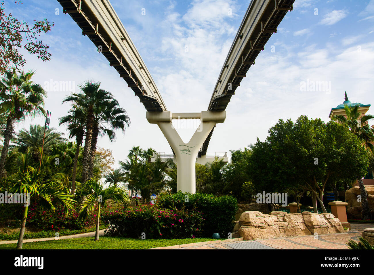 Dubai, Emirati Arabi Uniti - 24 Febbraio 2018: Atlantis treno monorotaia binario sul Palm Island di Dubai, utilizzato per un giro dell isola e transpo Foto Stock