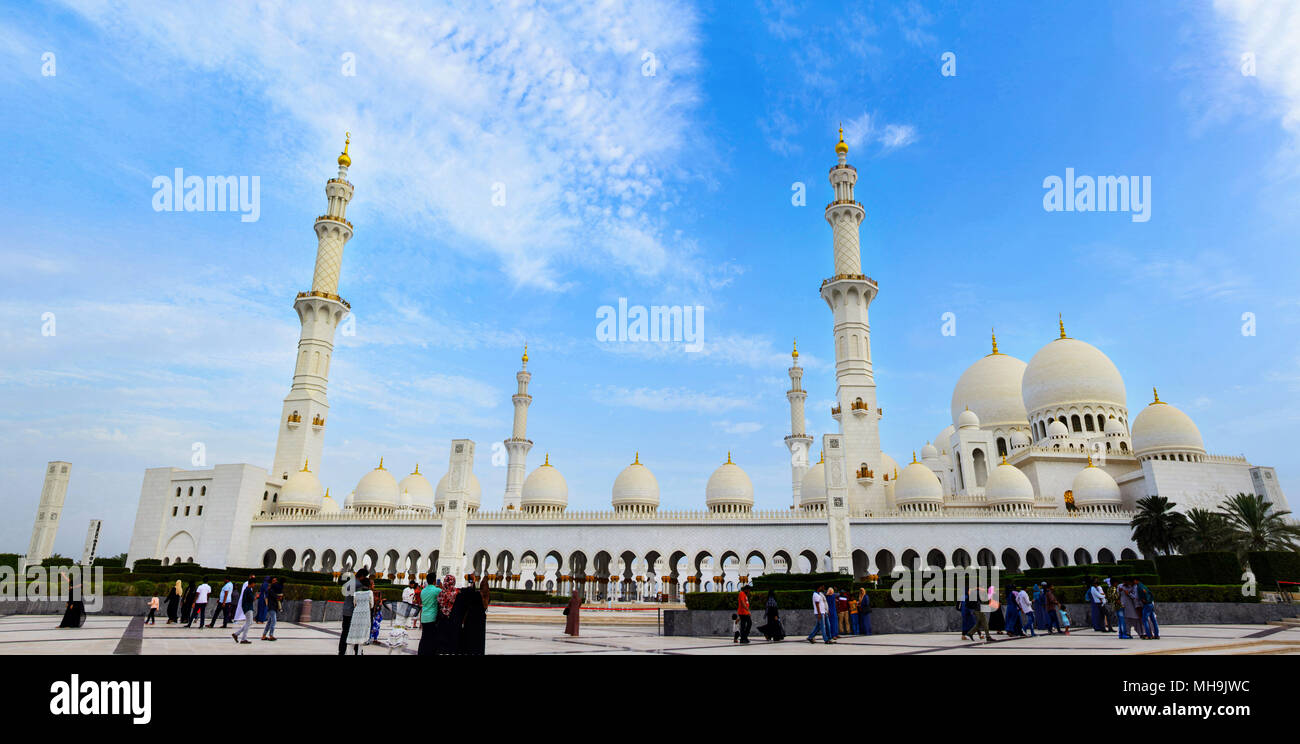 Abu Dhabi, Emirati Arabi Uniti - 27 Aprile 2018: vista posteriore della Sheikh Zayed Grande Moschea, la più grande moschea degli Emirati Arabi Uniti e l'ottava più grande moschea Foto Stock