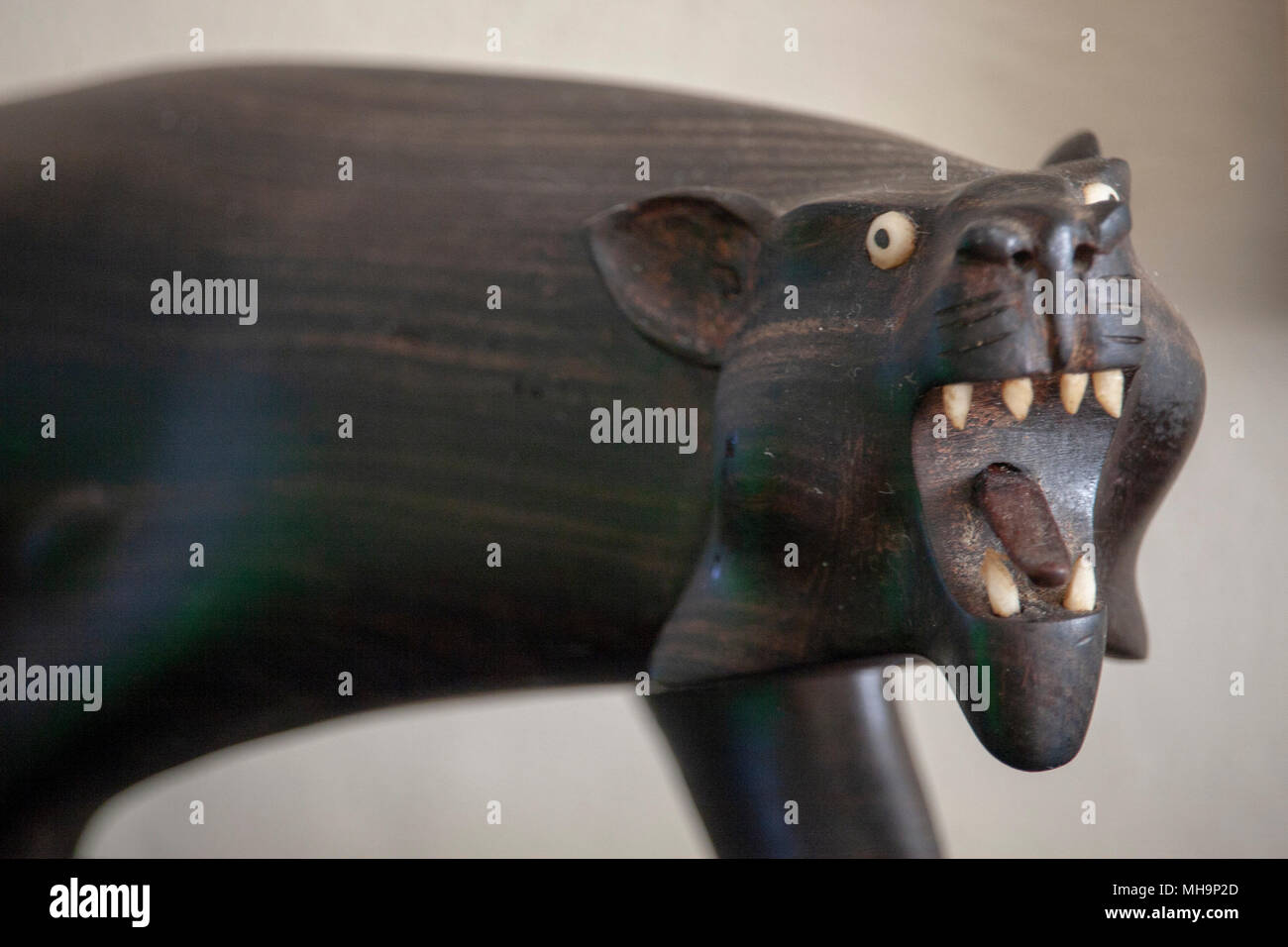 Visivamente attraenti Black Panther Carving Foto Stock