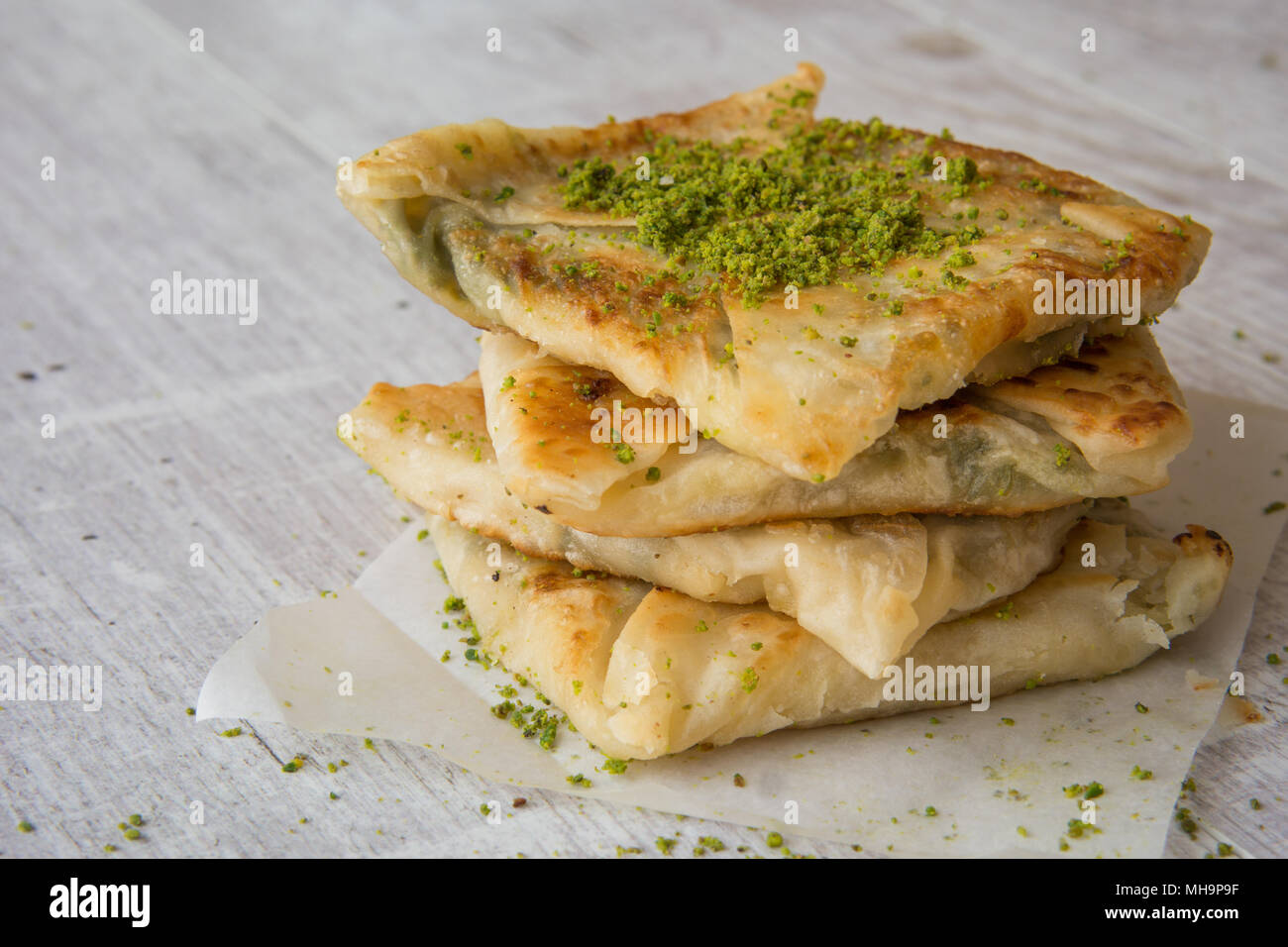 Tradizionale Dessert di Gaziantep Katmer con polvere di pistacchio. Foto Stock