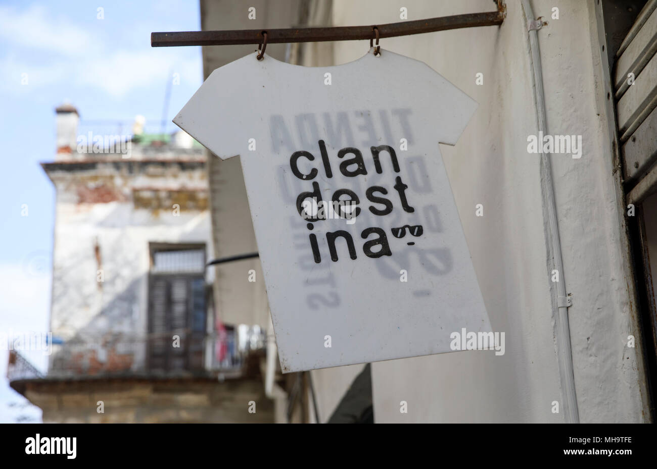 Un segno per clandestina, un design indipendente e negozio di abbigliamento, viene inviato al di fuori del loro negozio di fronte, Havana, Cuba Foto Stock