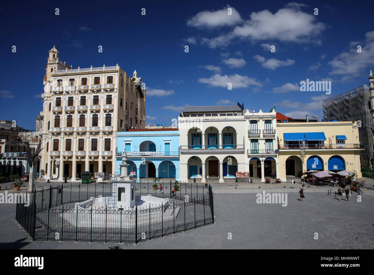 Plaza Vieja è circondato da edifici storici restaurati a l'Avana, Cuba. Foto Stock
