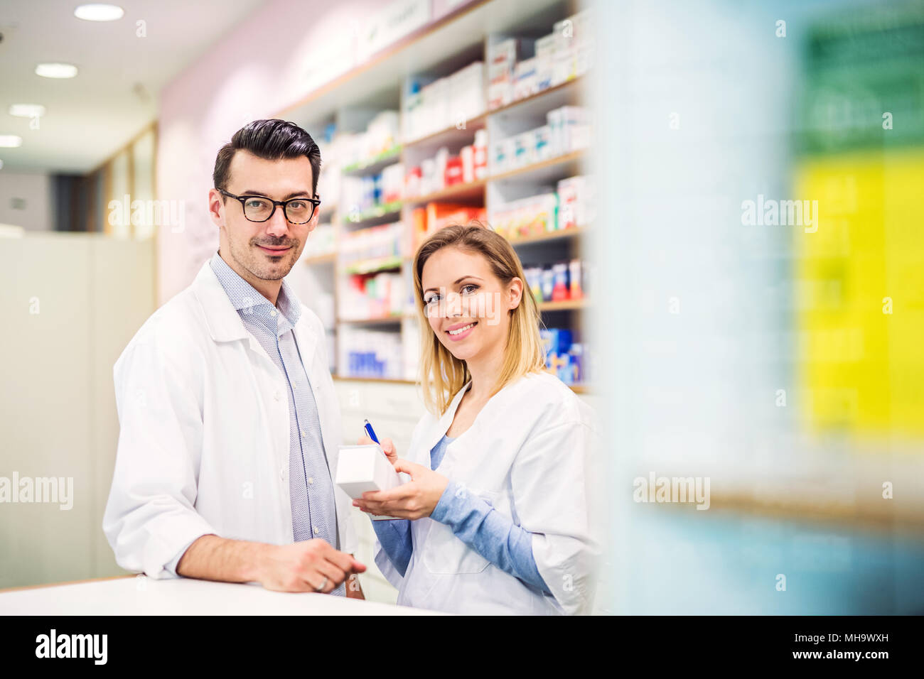 Due farmacisti lavorando in una farmacia. Foto Stock
