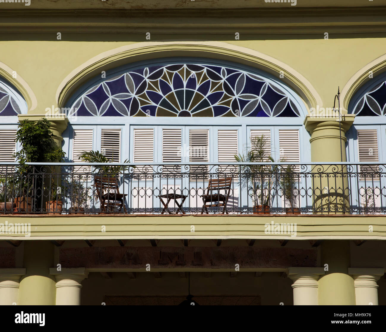 Plaza Vieja è circondato da edifici storici restaurati a l'Avana, Cuba. Foto Stock